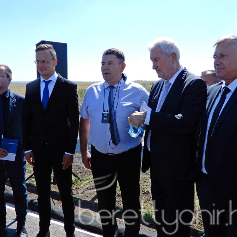 Átadták az M4-es autópálya Ártándig tartó szakaszát33